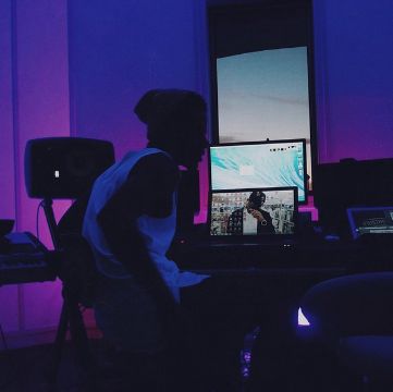 Trapsoul Aesthetic, Bryson Tiller Aesthetic Wallpaper, Bryson Tiller Aesthetic, Wallpaper Purple, Bryson Tiller, Boy Celebrities, Bedroom Pictures, Big Thing, Aesthetic Wallpaper