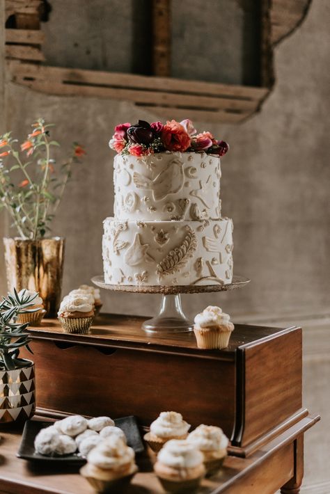 Old House Outside, Elegant Mexican Wedding, Mexican Wedding Decorations, Vintage Mexican Wedding, Mexican Theme Wedding, Mexican Inspired Wedding, Mexican Wedding Cake, Tablescape Wedding, House Outside