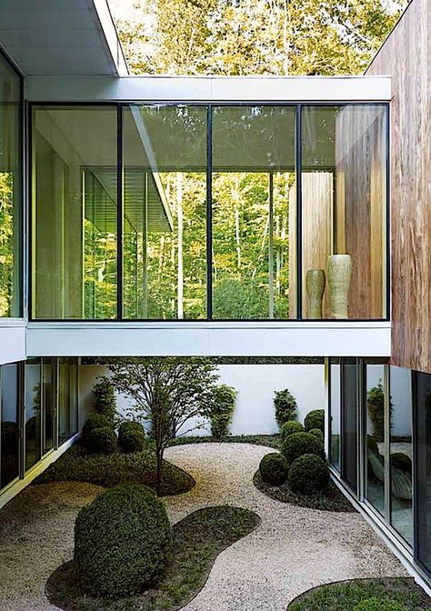 Blaze Makoid glass bridge in East Hampton house in galerie magazine East Hampton Houses, Spec House, 3 Storey House Design, Hampton Home, A Modern House, Old Orchard, Renovation Design, Lighting Design Interior, Modern Architecture House