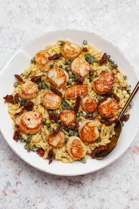 This light + fresh scallop pasta with corn, basil, and sun dried tomatoes tastes like summer! Crispy capers take it over the top! #wellseasonedstudio #orzo #orzopasta #scallops #scalloppasta #capers #friedcapers #summerrecipe #corn Fall Scallop Recipes, Pasta With Corn, Crispy Capers, Scallop Pasta, Fried Capers, Fresh Scallops, How To Cook Scallops, Crab Pasta, Dried Scallops