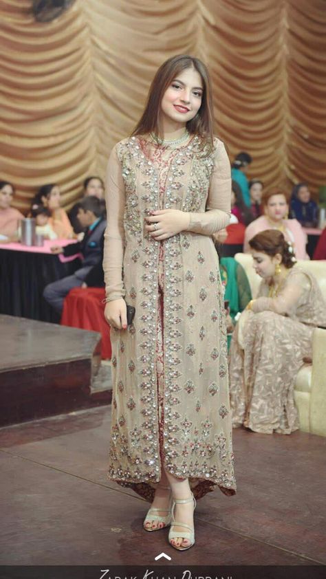 Formal Dresses Ideas, Pakistan Dress, Conjoined Twins, Kaftan Designs, Velvet Dress Designs, Beautiful Casual Dresses, Beautiful Pakistani Dresses, Modest Dresses Casual, Unique Dress