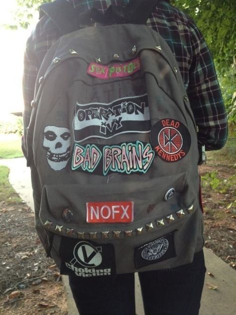 Punk Backpack, Grunge Backpack, Backpack Aesthetic, Punk Fashion Diy, Punk Patches, Battle Jacket, Estilo Punk, Punk Outfits, Oui Oui