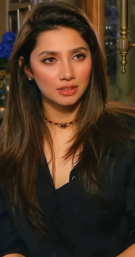 Pakistani Actress Makeup Look, Pakistani Actress Hairstyle, Mahira Khan Pics, Pak Actress, Mahira Khan Dresses, Pretty Celebs, Desi Fits, Beauty Killer, Nice Face