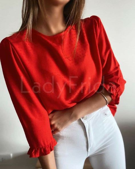 Blusa roja, manga larga, cuello redondo Outfits Calor, Outfits 40s, Outfit Primavera, Color Rojo, Outfit Combinations, Blouse Styles, Outfits Casuales, Get The Look, Sweater Outfits