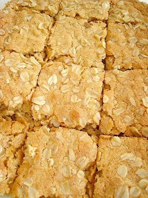 Oatmeal Blondies, Chewy Oatmeal Bars, Paris Pastry, Brownie Blondie, Oatmeal Cookie Bars, Blondie Recipe, Blondies Recipe, Blondie Brownies, Dessert Bar Recipe