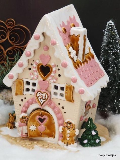 Gingerbread Ceramic House, Clay House Sculpture, Gingerbread House Pottery, Ceramic Gingerbread House Diy, Christmas Clay House, Pottery Gingerbread House, Air Dry Clay Gingerbread House, Gingerbread House Ceramic, Gingerbread House Clay