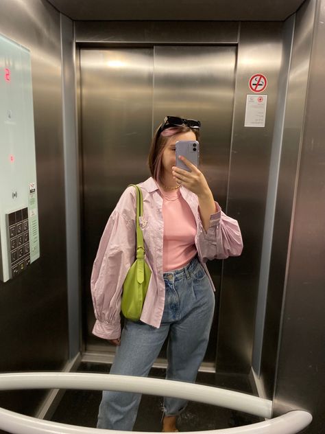 Purple shirt and pink top outfit, green bag, light blue denim, pink hair Light Green Bag Outfit, Light Pink Bag Outfit, Yellow Shoes Outfit, Pink Bags Outfit, Green Bag Outfit, Pink Top Outfit, Thrift Ideas, Mix Match Outfits, Long Gown Dress