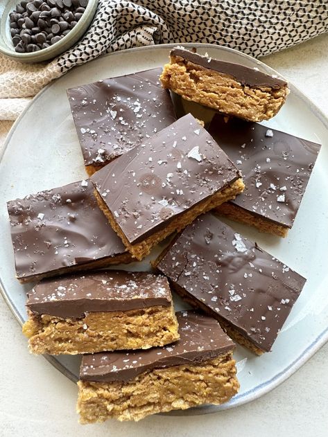 If you’re like me, you know that there’s no better dessert combination than peanut butter and ... Peanut Butter Crunch Bars, Butter Crunch, Crunch Bars, Peanut Butter Crunch, Banana Bars, Chocolate Covered Peanuts, Crunch Bar, Peanut Butter Oatmeal Cookies, Fit Foodie