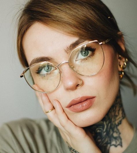 Frames For Round Faces, Glasses Women Fashion Eyeglasses, Glasses For Round Faces, Cute Glasses Frames, Classy Glasses, Glasses Outfit, Glasses Inspiration, Fancy Glasses, Glasses Trends