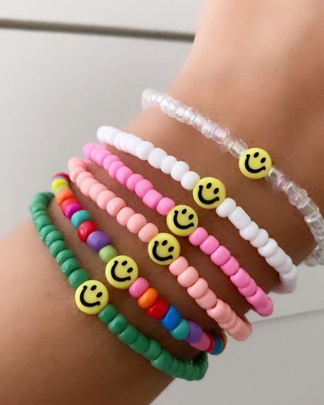 Smiley Face Beads Bracelet, Smiley Face Beaded Jewelry, Single Bead Bracelet, Braslet Ideas Clay Beads, Smiley Face Bracelets, Smiley Face Accessories, Smiley Face Bracelet Ideas, Bracelet Ideas Small Beads, Letter Beads Ideas