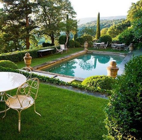 French outdoor garden setting beside a pool with finials sculpture urns france luxury summer Poolside Decor, European Garden, Dream Pools, Beautiful Pools, Small Pool, French Garden, Garden Pool, Outdoor Swimming, Garden Set