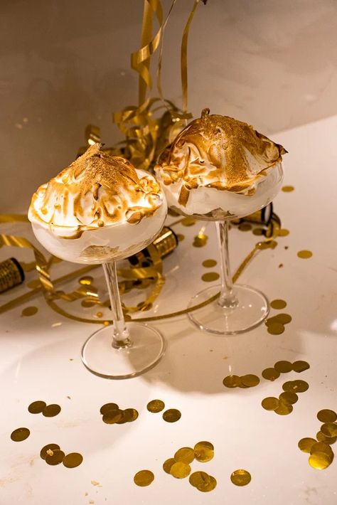 Make your own mini baked Alaska’s| Full recipe Mini Baked Alaska, Baked Alaska Recipe, Champagne Cupcakes, Pint Of Ice Cream, Baked Alaska, Ice Cream Scoops, Edible Gold, Big Cakes, Desserts To Make