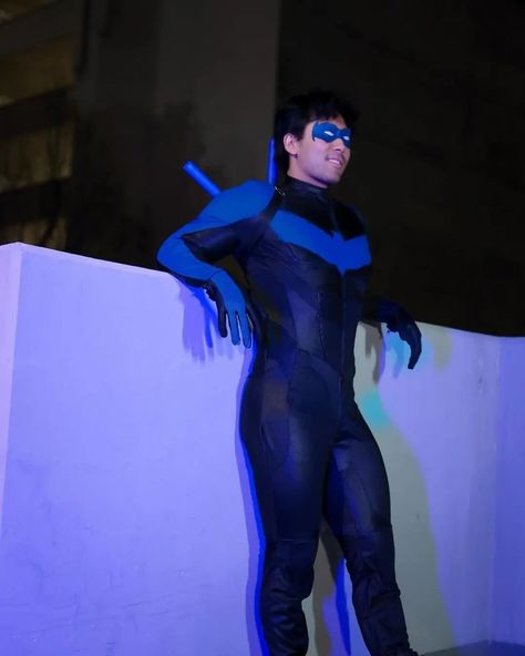 Bird of Bludhaven. 🐦🎪🌃 @justinsaiyann as Nightwing #Nightwing #Robin #DickGrayson #TheBatman #Batman #DarkKnight #BruceWayne #GothamKnights #GothamCity #Gotham #TeenTitansGo #TeenTitans #Titan #YoungJustice #DC #DCComics #DCUniverse #NightwingCosplay #RobinCosplay #DCCosplay #CosplayersOfInstagram #CosplayersOfIG #Cosplayer #Cosplay #Superhero #Comics #Blue #Black Dc Cosplay Men, Night Wing Cosplay, Night Wing Costume, Nightwing Halloween Costume, Nightwing Costume, Cosplay Robin, Nightwing Costumes, Superhero Drawing, Nightwing Robin