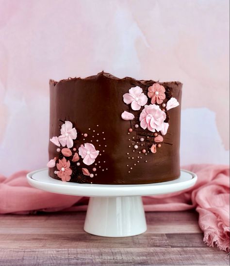 #chocolatecake #roughedgecake #moodycake #buttercreamflowers #buttercreamcake #pipedflowers #birthdaycake #flowercake #floralcakes #brownandpink #texturedcake #beautifulcakes #cakedecorating #cakesofinstagram #cakegram #wiltoncakes #cakeoftheday #cakelover #sprinklescake #cakeboss #cakephoto #foodphotography #foodphotos #chicagocakes #chicagofoodie Chocolate Spring Cake, Chocolate Floral Cake Design, Chocolate Cake Decoration Flowers, All Chocolate Cake Decorations, Pink And Brown Cake Ideas, Pink And Brown Birthday Cake, Chocolate Cake With Pink Frosting, Pink And Chocolate Cake, Chocolate Cake With Pink Decorations