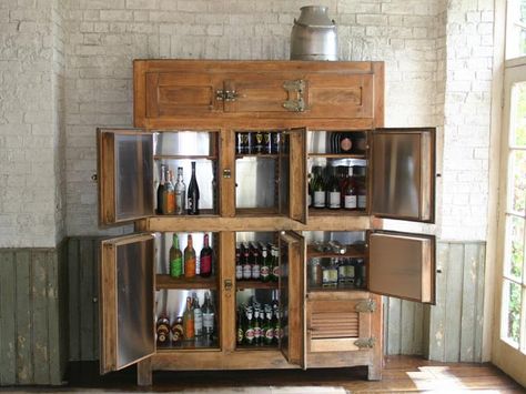 The Vintage Fridge Company, antique retro wooden fridges. That, is very cool. #kitchens Modern Fridge, Vintage Ice Box, Sofa Workshop, Vintage Fridge, Vintage Refrigerator, Vintage Stoves, Retro Fridge, Kitchen Time, May Designs