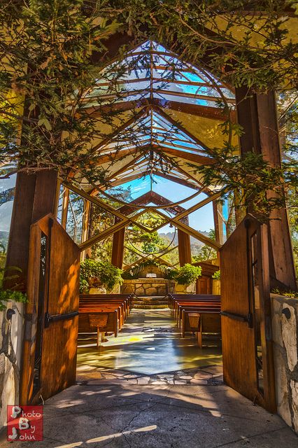 Lloyd Wright (son of Frank Lloyd), Wayfarers Chapel, also known as "The Glass Church", 1951, overlooking the Pacific Coast at Rancho Palos Verdes, California - breathtaking. Wayfarers Chapel, Glass Chapel, Casa Exterior, Country Church, Wedding Site, Church Architecture, Church Design, Frank Lloyd, Lloyd Wright