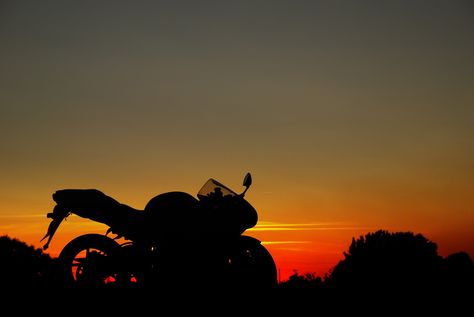 Bike Laptop Wallpaper, Motorcycle Aesthetic Wallpaper Laptop, Motorcycle Pc Wallpaper, Motorcycle Front View, Sunset Motorcycle, Wallpaper Motorcycle, Moto Aesthetic, Aesthetic Bike, Moto Wallpapers