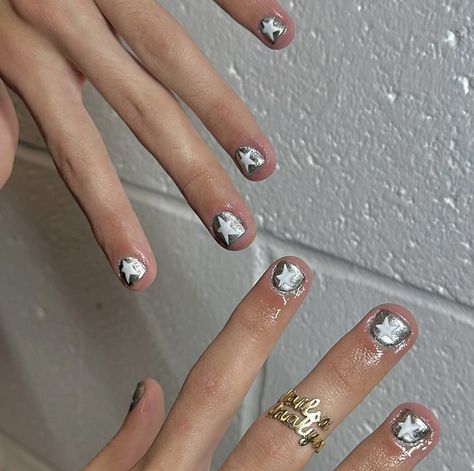 matt sturniolo’s painted nails, matt sturniolo’s nails painted silver with white stars, men’s nails, silver nail polish, star pattern nails Edgy Summer, Mani Ideas, S Nails, Mens Nails, Summer Nail Designs, Punk Nails, Airbrush Nails, Matt Sturniolo, Nail Envy