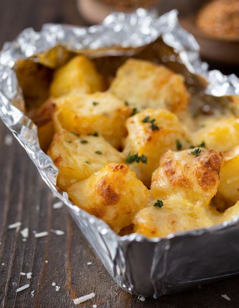 Parmesan Baked Potatoes, Potato Side Dishes Easy, Baked Potato Recipes, Potato Recipes Side Dishes, Potatoe Casserole Recipes, Potato Sides, Tin Foil, Potato Side Dishes, Crispy Potatoes