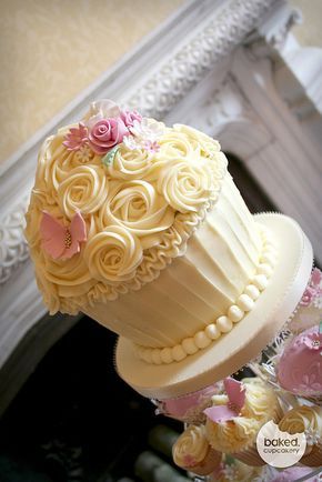 Large Cupcake Cakes, Wedding Cake Videos, Cupcakes Design, Giant Cupcake Cakes, Big Cupcake, Princess Cakes, Large Cupcake, Giant Cupcake, Butterfly Cake