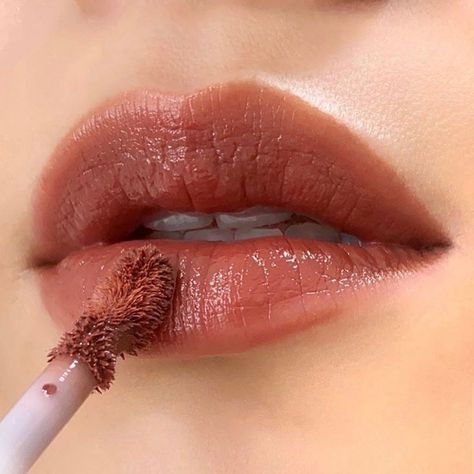 @bobbibrownuk publicó en su perfil de Instagram: "Crushed Liquid Lip glides on smoothly and gives the nourishment of a balm, with the pigment of a…" Bobby Brown Lipstick, Brown Lipstick Makeup, Bobbi Brown Lipstick, Lipstick Shade, Brown Lipstick, Beauty Must Haves, Makeup Obsession, Gorgeous Eyes, Lipstick Makeup