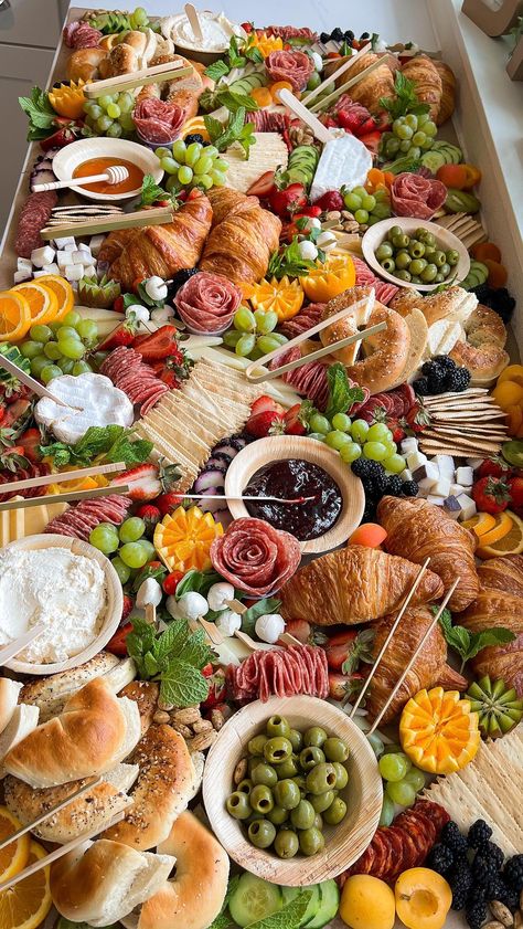 Croissant Grazing Table, Croissant Board Ideas, Carcurie Board Brunch, Beautiful Brunch Ideas, Charcuterie Brunch Board, Croissant Bar Brunch, Brunch Graze Table, Breakfast For Groups, Garden Party Charcuterie Board