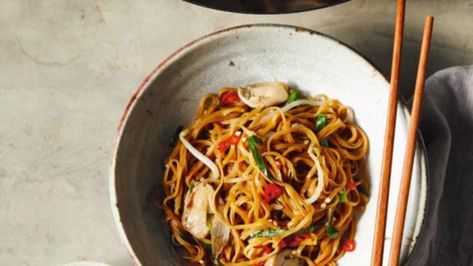 Diana Chan makes her delicious yee fu mein AKA long life noodles | 7NEWS Long Life Noodles, Chinese Garlic, Recipes Asian, Garlic Chives, Kiwi Fruit, Shiitake Mushroom, Oyster Sauce, Delicious Fruit, Halloween Recipes