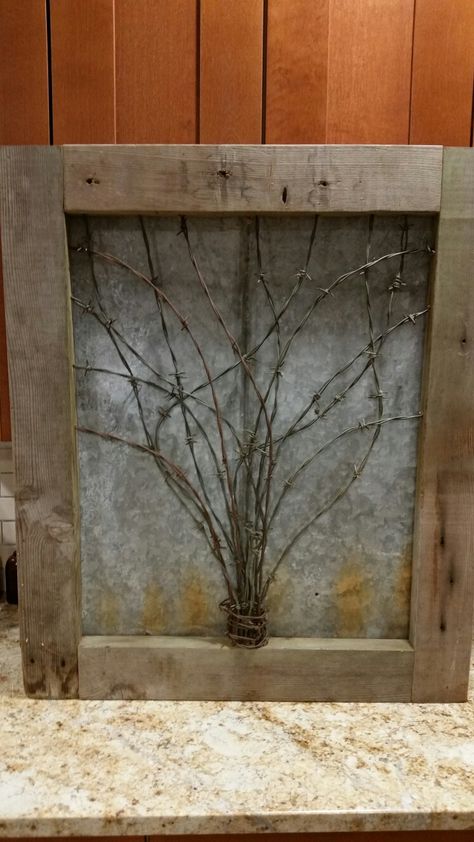 Wood Projects Christmas, Barbed Wire Decor, Barb Wire Crafts, Tree Wall Art Diy, Old Wood Projects, Barbed Wire Art, Barn Wood Projects, Iron Wall Decor, Metal Tree Wall Art