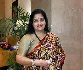 Celebrity .anuradha paudwal in double ikkat patola silk sarees. Anuradha Paudwal, Patola Saree, Vidya Balan, Warp And Weft, 90s Era, Porto Portugal, Tie And Dye, Composers, Iceland