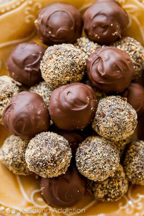 Learn how to make rich and decadent dark chocolate coconut rum truffles on sallysbakingaddiction.com German Gingerbread, Rum Truffles, Dark Chocolate Coconut, Coconut Truffles, Bourbon Balls, Sallys Baking, Chocolate Honey, Truffle Recipes, Truffles Recipe