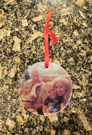 Acrylic Picture Ornament Diy, Acrylic Diy Ornaments, How To Make Acrylic Ornaments, Acrylic Ornaments Diy Kids, In Memory Of Ornaments Diy, Diy Acrylic Charms, Acrylic Photo Ornaments Diy, Diy Resin Ornaments Christmas, Resin Xmas Ornaments