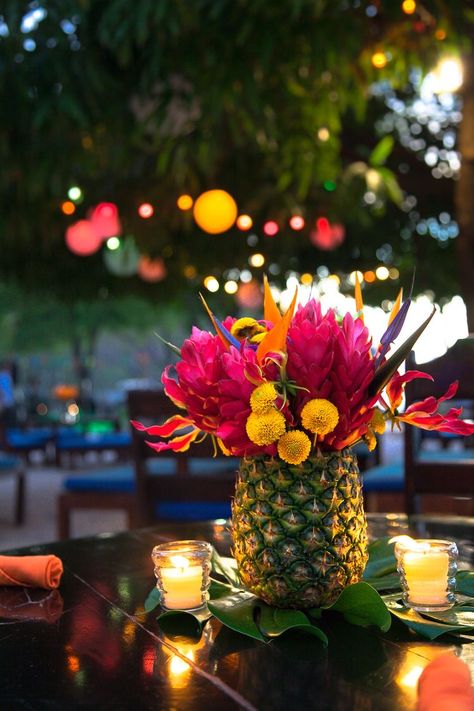 Summer Fun Party Decorations, Night Hawaiian Party, Cabo Inspired Backyard, Graduation Party Tropical Theme, Havana Night Balloon Garland, Sunset Color Party Decor, Luau Party Table Set Up, Tropical Tablescape Centerpiece Ideas, Tropical Luau Party