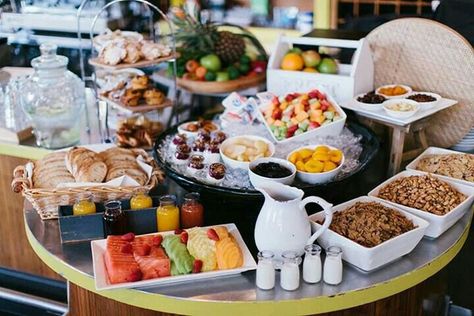 Small Breakfast Buffet, Breakfast Buffet Table, Breakfast Catering, Vegan Brunch Recipes, Breakfast Spread, Buffet Bar, Buffet Ideas, Hotel Breakfast, Vegan Brunch