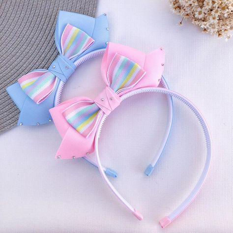 Sonho de Mãe. Laços infantis | Essa tiara é simplesmente perfeita 🤩 Com o laço em pé, essa tiara tem um toque de sofisticação e modernidade Difícil mesmo é não querer… | Instagram Bow Hair Accessories, Bow Hair, Tiara, Hair Bows, Hair Accessories, Hair, On Instagram