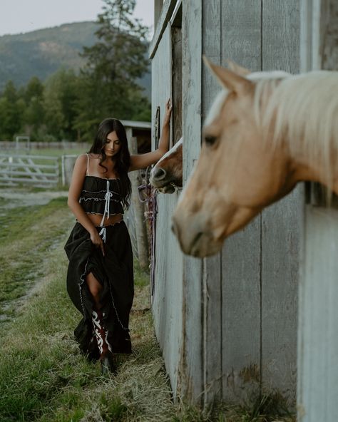 giddy up Country Photoshoot Ideas, Recreate Pictures, Horse Shoot, Western Fall Outfits, House Photoshoot, Black Skirt Set, Country Photoshoot, Cowgirl Photoshoot, Cowgirl Life