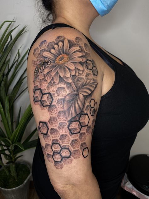 #DaisyTattoo #halfsleeve #Daisyhalfsleeve #honeybee #honeycomb #graphictattoo #dotworktattoo #harrypotter #MontBlackTattooStudio Bumblebee Sleeve Tattoo, Tattoo Filler Ideas Honeycomb, Honeycomb Half Sleeve Tattoo, Homey Comb Tattoo Design, Sunflower Honeycomb Tattoo, Honey Comb Patterns Drawing, Honey Comb Sleeve Tattoos, Honey Comb Tattoo Designs, Honey Comb Tattoo Sleeve Filler