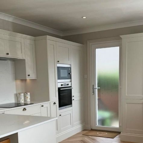 Howdens on Instagram: "Same space, brand new vibe. Swipe to see kitchen magic! ✨@theparlaneresidence   Kitchen featured: Halesworth Porcelain" Halesworth Kitchen, Howdens Porcelain Kitchen, Howden Kitchen, Porcelain Kitchen, Ideal House, Kitchen Magic, Home Decor Kitchen, Ideal Home, Kitchens