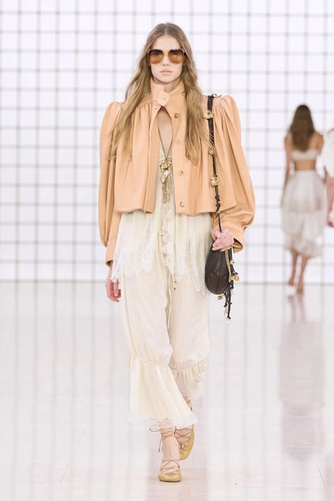 Chloé Spring 2025 Ready-to-Wear Fashion Show | Vogue Chloe Runway, Spring 2025, Moda Paris, Spring Fashion Trends, Denim Flares, High Waisted Denim, Crop Jacket, Ballerinas, Paris Fashion