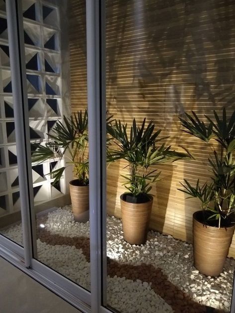 Patio De Luz Ideas, Small Garden Decor, Plants Decoration Ideas, Hard Landscaping Ideas, Indoor Zen Garden, Home Gardening Ideas, Indoor Courtyard, Creative Garden Decor, Rack Shelves