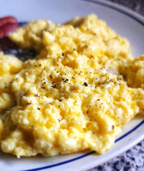 Scrambled Eggs With Greek Yogurt | Kalofagas.ca Eggs With Greek Yogurt, Recipes With Yogurt, Greek Yogurt Eggs, Yogurt Greek, Healthy Easy Meals, Scramble Eggs, Elimination Diet Recipes, Turkish Eggs, Eggs In Peppers