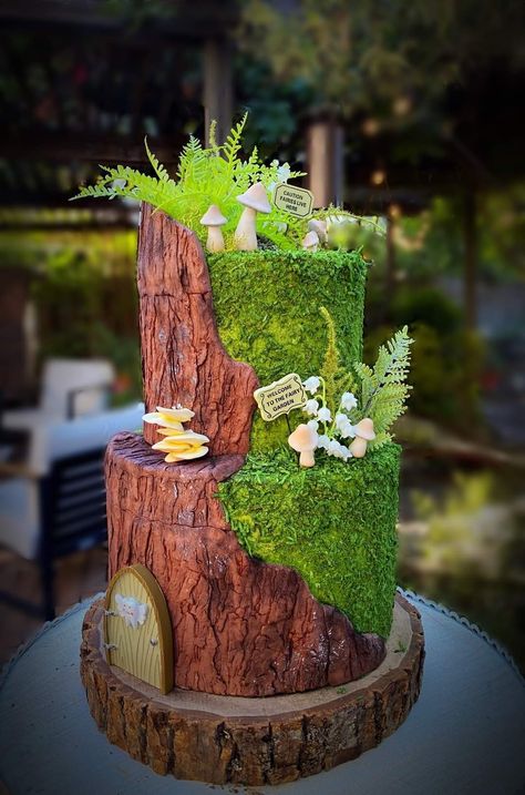 Nature Inspired Birthday Cake, Tree Of Life Cake, Nature Cake Design, Fairy Woodland Cake, Fantasy Cake Ideas, Tree Stump Cake Tutorial, Enchanted Forest Birthday Cake, Nature Theme Cake, Nature Themed Cake