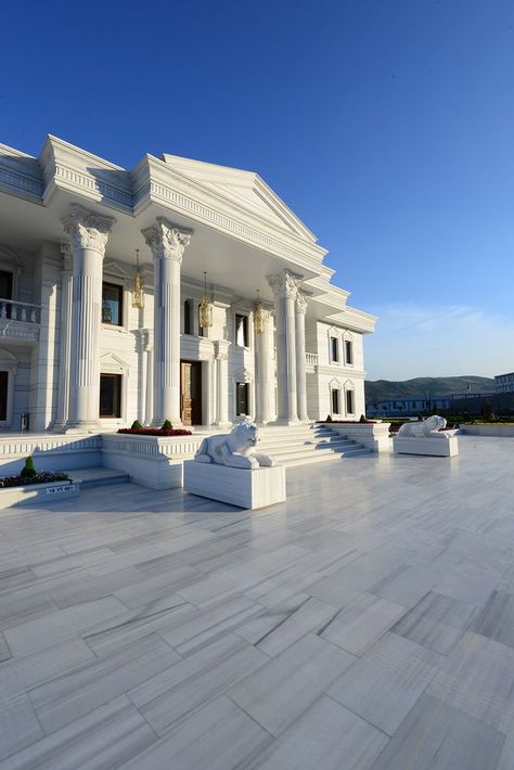 Marble Pillar, Home Entryway, Luxury Houses Mansions, Mansion Designs, Classic House Exterior, Dream Mansion, Classic House Design, Entryway Living Room, House Outside Design