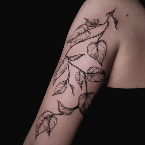 Pothos Vine Tattoo, Pothos Tattoo, Vine Tattoo Arm, Botanisches Tattoo, Pothos Vine, Ivy Tattoo, Earthy Tattoos, Around Arm Tattoo, Wrap Around Tattoo