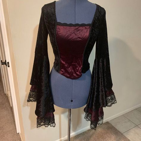 Vampirecore Clothes, Vampire Core Aesthetic Outfits, Vampire Clothes Women, Romantic Goth Style, Vampire Clothing Aesthetic, Vampire Core Outfits, Casual Vampire, Vampirecore Outfits, Vampire Goth Outfits