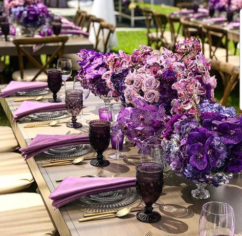 Purple Table Settings, Table Settings Ideas, Purple Wedding Centerpieces, Purple Centerpieces, Purple Table, Dinner Table Setting, Purple Party, Birthday Party Tables, Purple Themes