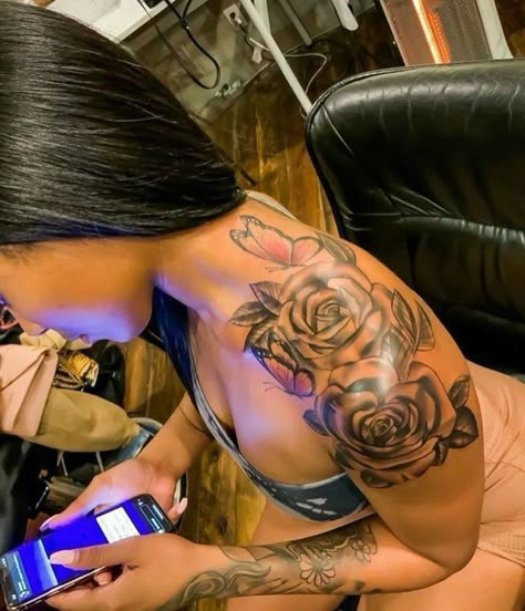 Flower Sleeve Tattoos For Women Black, Tattoos For Women On Thigh, Girl Shoulder Tattoos, Shoulder Sleeve Tattoos, Girl Neck Tattoos, Pretty Tattoo, Rose Tattoos For Women, Hand Tattoos For Girls, Cute Hand Tattoos