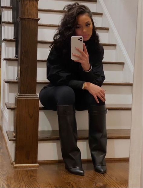 Sharkboots Outfit Ideas, Long Black Gloves Outfits, Boot Outfit Women, Fall Outfits Baddie, Shark Boots, Youtube Influencer, Givenchy Boots, Youtube Creator, Winter Boots Outfits