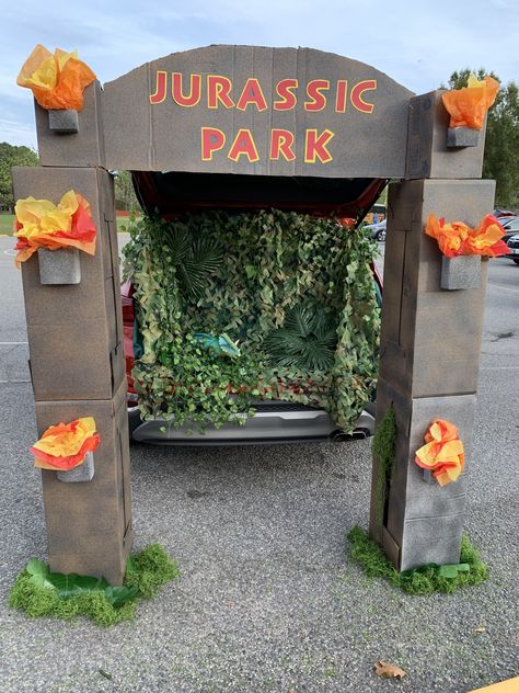 Jurassic Park Explorer, Jurassic World Diy Decorations, Jurrasic Park Trunk Or Treat Diy, Trunk Or Treat Dinosaur Ideas, Jurassic Park Party Diy, Jurassic World Trunk Or Treat, Jurassic Park Party Ideas Decor, Dinosaur Halloween Decorations, Jurassic Park Gate Entrance Diy