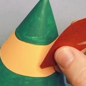 Timm Sevitz on Instagram: "This DIY Elf paper plate party hat is an easy christmas craft for little kids to make. This would be so fun for a holiday party activity, or an Elf themed craft activity. Make a DIY Buddy the Elf costume. Buddy the elf craft, elf movie craft idea, easy diy christmas crafts for kids #elf #christmascrafts #kidscrafts #easycraft #buddytheelf #christmasmovies" Elf Movie Crafts For Kids, Elf Hats Craft For Kids, Elf Hat Craft, Buddy The Elf Costume, Easy Diy Christmas Crafts, Diy Christmas Crafts For Kids, Elf Craft, Diy Elf, Holiday Party Activities