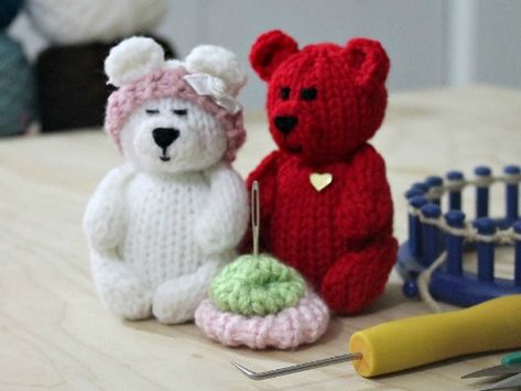 Loom Knit Tiny Teddy Bears Loom Knitting Patterns Free, Loom Animals, Loom Knitting For Beginners, Knit Loom, Round Loom Knitting, Circle Loom, Loom Hats, Loom Knitting Tutorial, Knitted Stuffed Animals